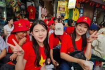 Người dân đổ về chờ xem diễu binh kỷ niệm 80 năm Quốc khánh 2/9