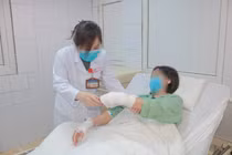 Người phụ nữ bỏng nặng do hóa chất thông bồn cầu phát nổ 