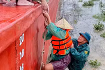 Cứu hộ kịp thời 5 ngư dân mắc kẹt giữa dòng lũ trên sông Lam 