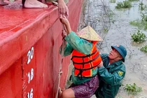 5 người dân mắc kẹt giữa sông Lam được ứng cứu kịp thời