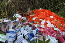 Nhiều đống thực phẩm chức năng nghi giả vứt bỏ ở TP HCM