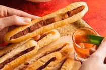 Nhiều cư dân tại một chung cư ở TP HCM nghi ngộ độc sau khi ăn bánh mì que