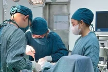 Bóc tách khối u tuyến cận giáp hiếm gặp cho người đàn ông 46 tuổi