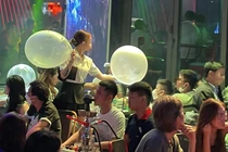 Nam thanh niên tổn thương tủy sống do hít 50 quả bóng cười mỗi lần