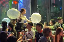 Nam thanh niên 20 tuổi tổn thương tủy cổ vì lạm dụng bóng cười