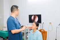 Người phụ nữ bất ngờ phát hiện chiếc răng mọc trong xoang trán