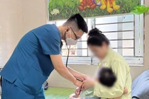 Cấp cứu bé 8 tháng tuổi ngộ độc thuốc nhỏ mũi 