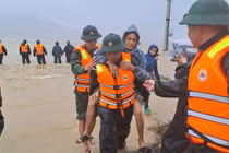 Thiệt hại nặng nề do mưa lũ tại miền Trung, 34 người chết và mất tích