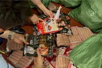 Hà Nội kịp thời ngăn chặn gần 1 tấn xúc xích trôi nổi