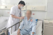 Uống rượu mỗi ngày, người đàn ông phải thay huyết tương, lọc máu