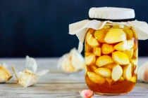 Lợi ích tuyệt vời của tỏi ngâm mật ong
