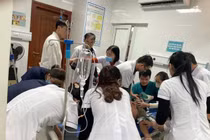 Cứu sống người đàn ông 63 tuổi bất ngờ đổ gục, hôn mê khi đang khám bệnh