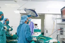Cắt bỏ khối "u quái" buồng trứng cho bệnh nhân ở Phú Thọ