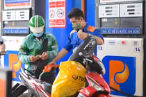 Giá xăng dầu đồng loạt giảm mạnh kỳ từ 22 giờ ngày 11/3