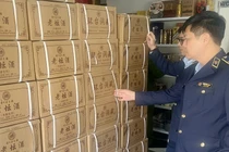 Tiêu hủy hơn 2.200 chai rượu nhập lậu tại Hưng Yên