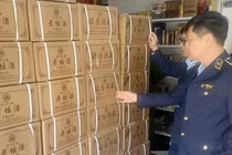 Tiêu hủy hơn 2.200 chai rượu nhập lậu tại Hưng Yên