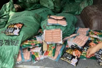 Lạng Sơn thu giữ 560 kg xúc xích nhập lậu 