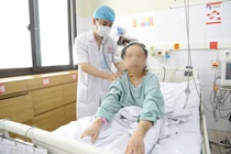 Cụ bà 78 tuổi bị đột quỵ ngay trên giường bệnh được cứu sống