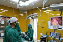 Người đàn ông 68 tuổi bị dị vật kim loại “đi lạc” xuyên thủng dạ dày vào tụy