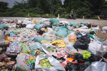 Lại xuất hiện bãi rác bánh kẹo khổng lồ tại La Phù