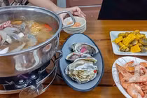 7 người nhập viện sau ăn buffet, chủ nhà hàng bị xử phạt