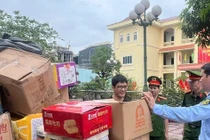 Các hộ kinh doanh tại La Phù tự nguyện giao nộp 25 tấn bánh kẹo