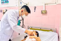 Bệnh nhi TGL đang điều trị tại khoa Nhi - Tổng hợp Bệnh viện Nhân dân Gia Định. Ảnh: BVCC/Nguồn plo.vn