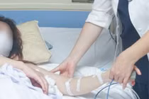 Tử vong sau khi 'truyền trắng da' tại nhà, chuyên gia cảnh báo nóng