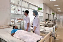 Ăn lẩu có nấm lạ, gia đình 7 người phải cấp cứu