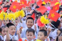 Nhà trường hỗ trợ phụ huynh học sinh đăng ký tuyển sinh trực tuyến. Ảnh: Lê Nguyễn/ Nguồn Hanoimoi