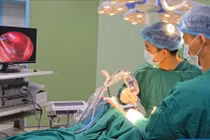 Phẫu thuật nội soi cứu bệnh nhân bị máu tụ dưới màng cứng bán cấp