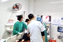 Nội soi gây mê kịp thời cứu sống bé trai 4 tuổi nuốt kim kẹp tóc