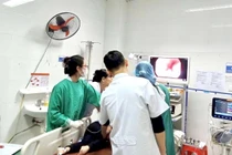 Nội soi gây mê kịp thời cứu sống bé trai 4 tuổi nuốt kim kẹp tóc
