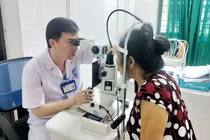 Suýt hỏng mắt vì gội đầu bằng hạt na ngâm rượu