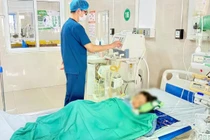 Cứu sống bé gái 7 tuổi bị rắn bò từ điều hoà ra cắn 