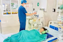 Bé gái ở Ninh Bình bị rắn độc chui từ điều hòa ra cắn