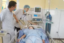 Người phụ nữ 20 tuổi hôn mê, sùi bọt mép khi vừa đến cổng viện