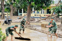 Ngành Y tế Gia Lai nỗ lực dọn dẹp vệ sinh môi trường, phòng dịch bệnh sau lũ