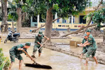 Ngành Y tế Gia Lai nỗ lực dọn dẹp vệ sinh môi trường, phòng dịch bệnh sau lũ