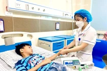 Bé trai sốc nhiệt khi đi ngoài nắng vào phòng điều hòa