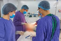 Tái tạo thực quản bằng đại tràng cho bệnh nhân 51 tuổi ung thư 