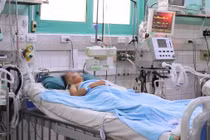 Đu lên cửa cuốn, bé gái 8 tuổi nguy kịch 