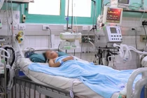 Đu lên cửa cuốn, bé gái 8 tuổi nguy kịch 