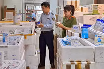 Hà Nội phát hiện một lượng lớn sữa, mỹ phẩm nhập lậu