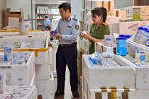 Tạm giữ một lượng lớn sữa, mỹ phẩm nghi nhập lậu tại Hà Nội