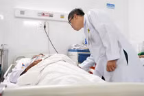 Nuốt phải xương, người đàn ông 58 tuổi bị thủng đại tràng