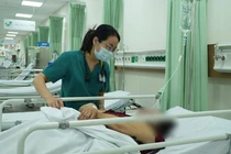 Số người ngộ độc sau khi ăn bánh mì heo quay tại TP HCM tăng lên 22 người