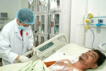 Cứu nạn nhân bỏng điện cao thế từ Campuchia chuyển đến