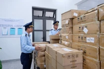 Tạm giữ hơn 20 ngàn sản phẩm sơn móng tay không rõ nguồn gốc