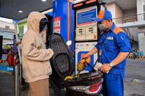 Giá xăng tiếp tục đi lên. Ảnh: Nguyễn Huế/Nguồn Vietnamnet